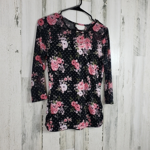 3/$15 Pretty flower top size medium - Picture 2 of 10